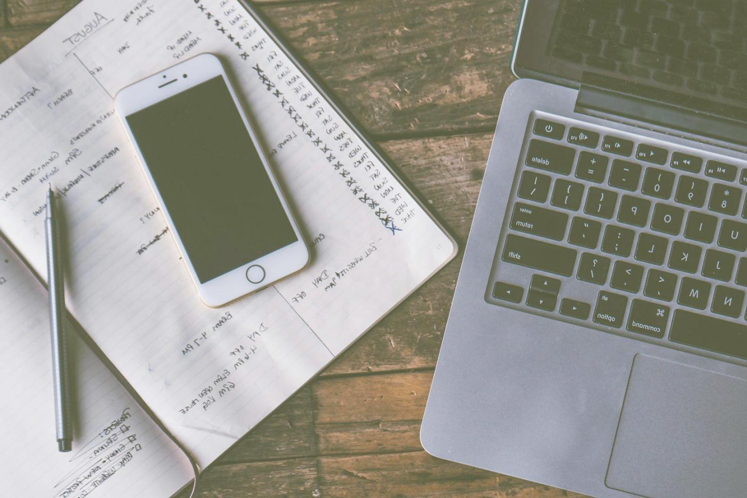 Estudiante utilizando tecnología moderna para aprender composición fotográfica